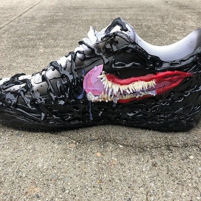 真硬核定制 被「毒液」侵蚀的 Nike 小白鞋，细节逼真到让人背后发凉！